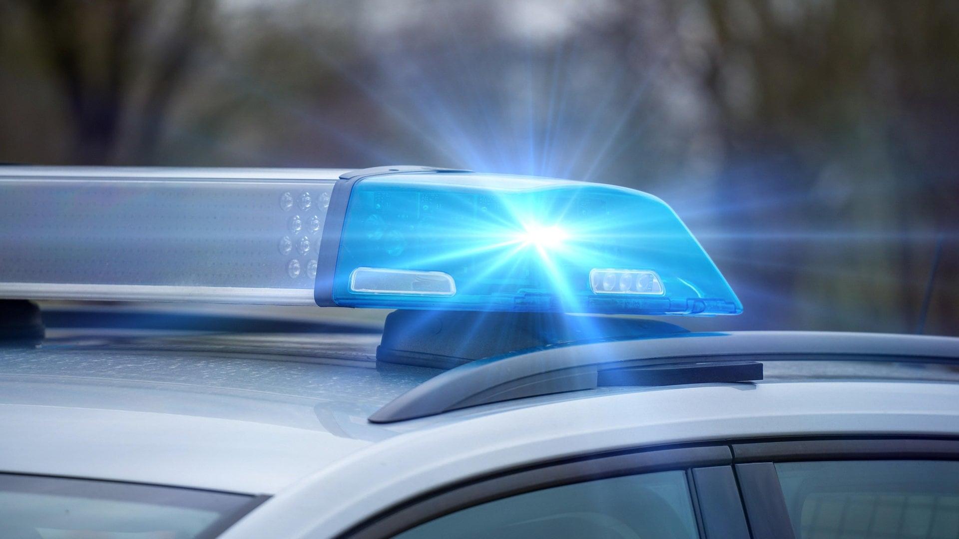 Blaulicht eines Polizeiautos. (Symbol) Das vermisste Mädchen aus Lörzweiler ist laut Polizei wohlbehalten wieder zu Hause.  | picture-alliance / Reportdienste, CHROMORANGE | Michael Bihlmayer