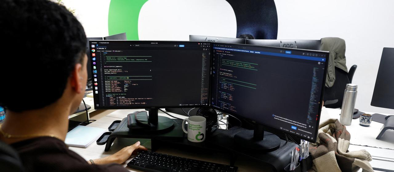 Ein Programmierer arbeitet mit PHP-Code am Computer.