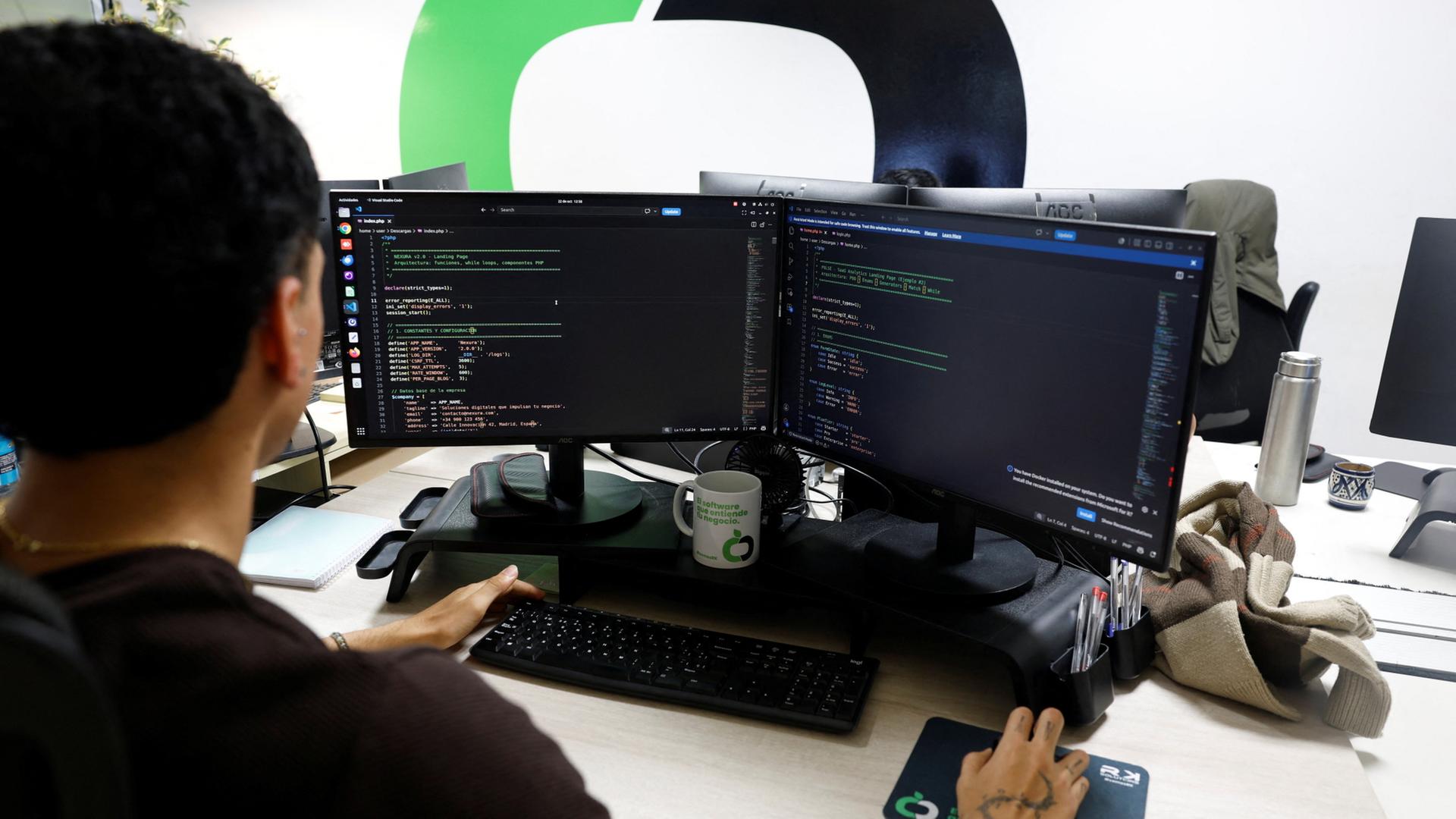 Ein Programmierer arbeitet mit PHP-Code am Computer. | REUTERS