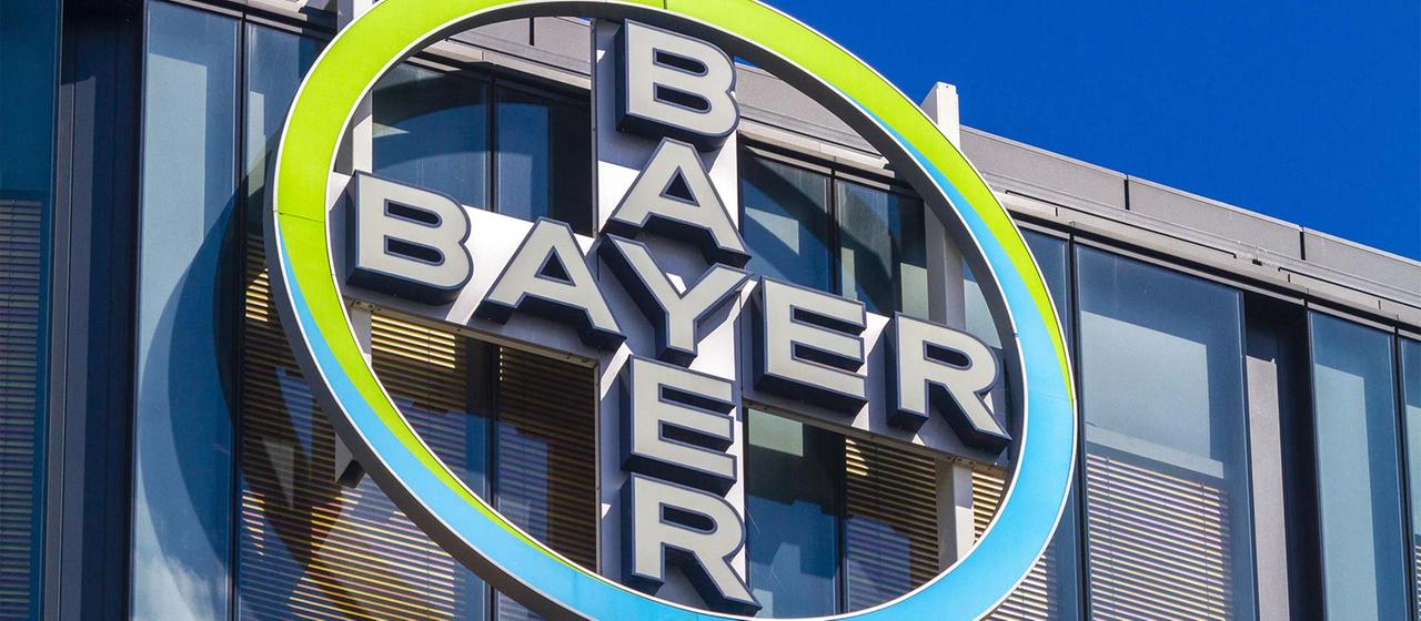 Bayer Konzernlogo an einer Firmenfassade.