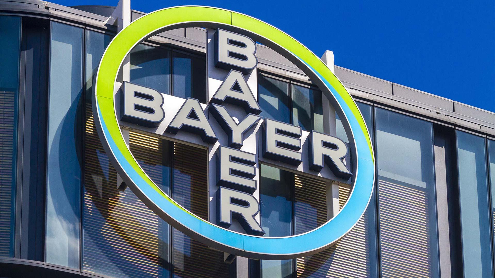 Bayer Konzernlogo an einer Firmenfassade. | picture alliance / Photononstop
