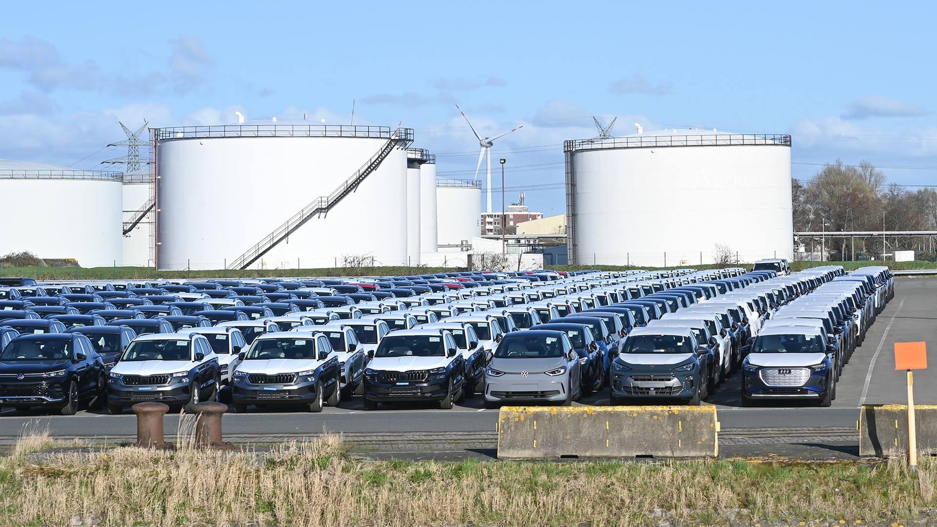 Zahlreiche Neuwagen der Marke Volkswagen stehen zur Verladung im Hafen bereit. | picture alliance/dpa