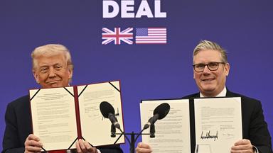 Donald Trump und Keir Starmer zeigen eine Vereinbarung zwischen den beiden Ländern in die Kamera.