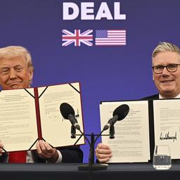 Donald Trump und Keir Starmer zeigen eine Vereinbarung zwischen den beiden Ländern in die Kamera.