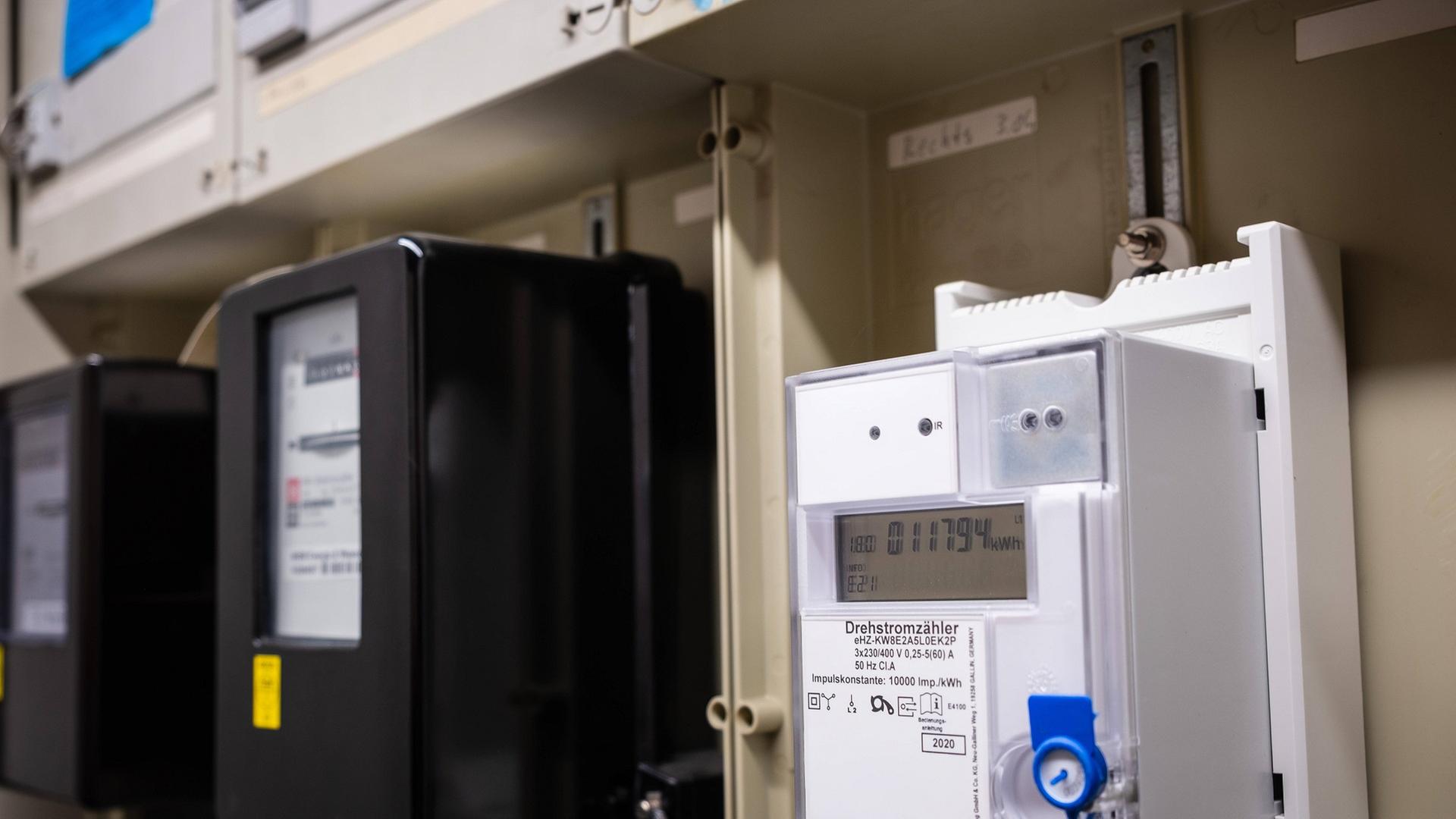 Schaltschrank mit analogen, alten Zählern und einem Smart Meter, einem digitelen Stromzähler | IMAGO / Robert Poorten