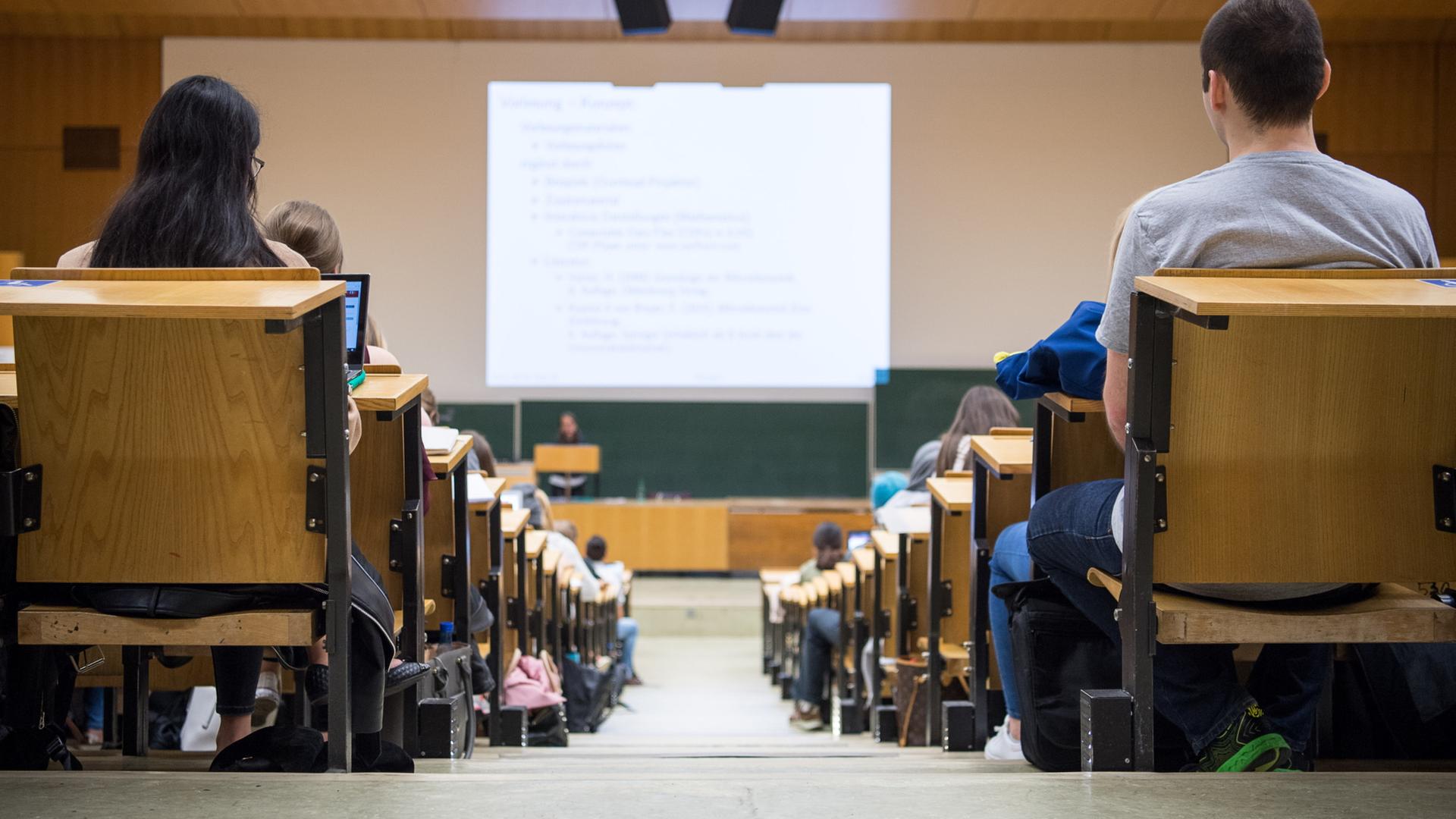 Studenten sitzen in einem H�rsaal der Universit�t T�bingen. | dpa