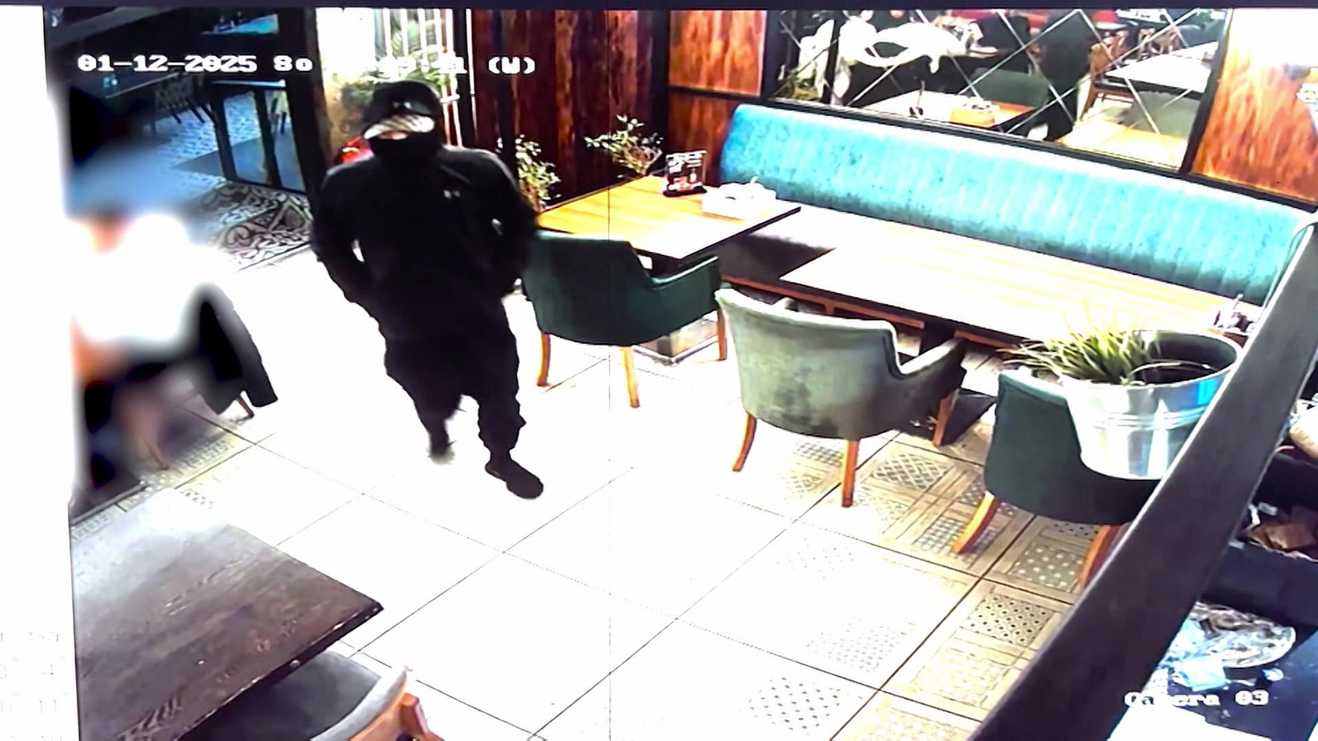 Vermummter Jugendlicher in einem Restaurant | STRG_F