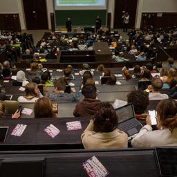 Studenten nehmen an der Einführungsveranstaltung im Audimax der Ludwig-Maximilians-Universität teil. Absolventen aus Studiengängen sind immer häufiger und länger auf Jobsuche.