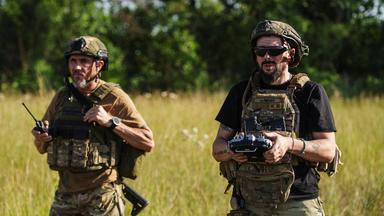 Ein ukrainischer Soldat steuert eine Drohne.
