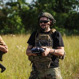 Ein ukrainischer Soldat steuert eine Drohne.