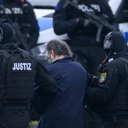 Der Angeklagte im Prozess auf den Anschlag auf den Magdeburger Weihnachtsmarkt wird von Polizisten zum Gerichtsgebäude geführt