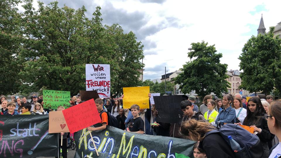 Rund 200 Schülerinnen und Schüler versammelten sich an der Bockenheimer Warte. | hessenschau.de Demonstration von Schülerinnen und Schülern der Johanna Tesch-Schule gegen die Abschiebung zweier Mitschüler.