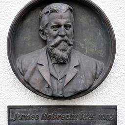 Archivbild: Ein Relief auf einer nahe dem historischen Speicher gelegenen Areal von Gut Hobrechtsfelde zeigt das Porträt des Berliner Stadtplaners James Hobrecht (1825 - 1902). (Quelle: dpa/Stache)