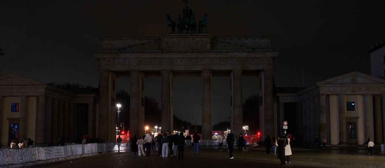 Das Brandenburger Tor ohne Beleuchtung während der Earth Hour