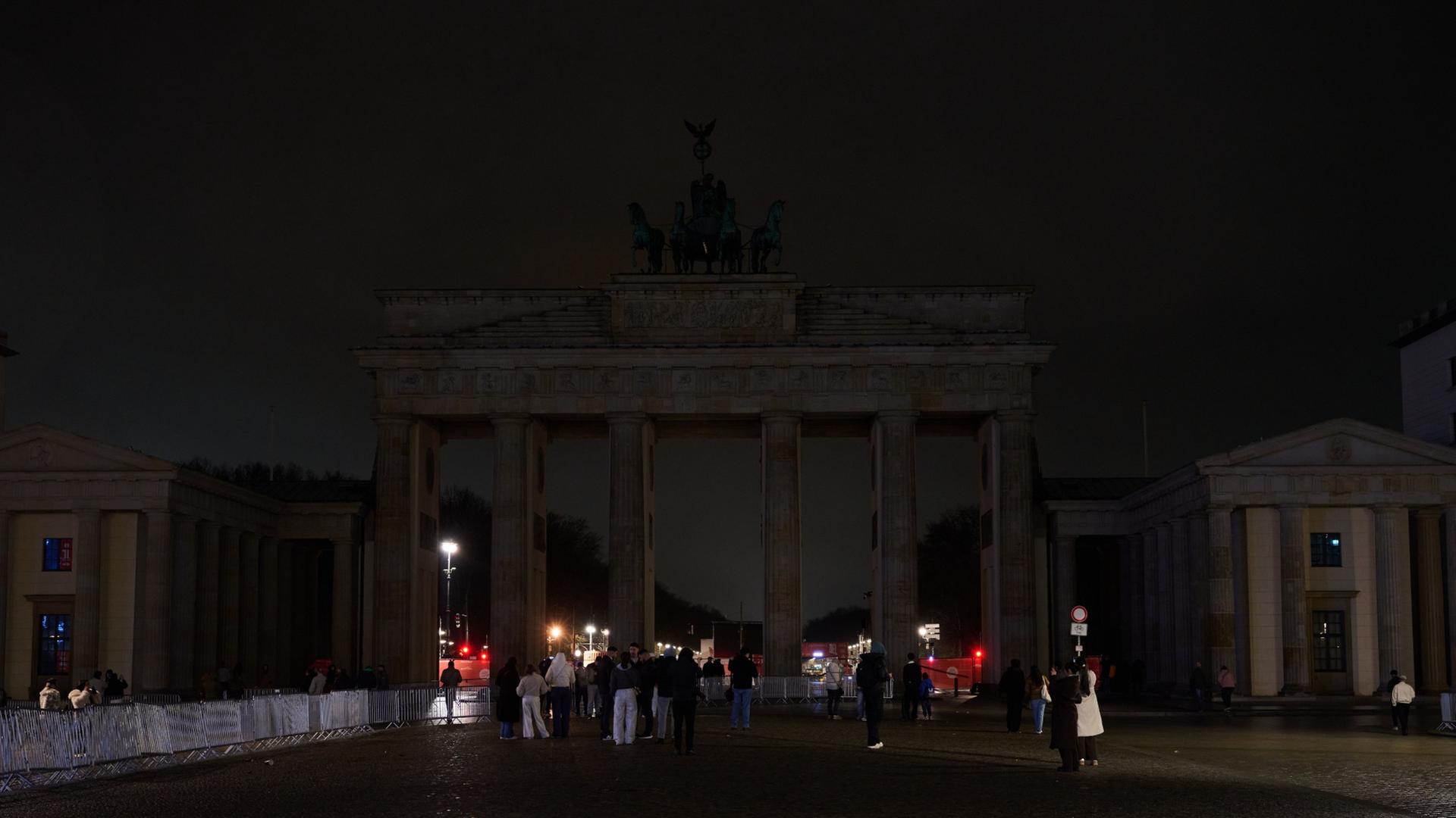 Das Brandenburger Tor ohne Beleuchtung während der Earth Hour | Annette Riedl/dpa