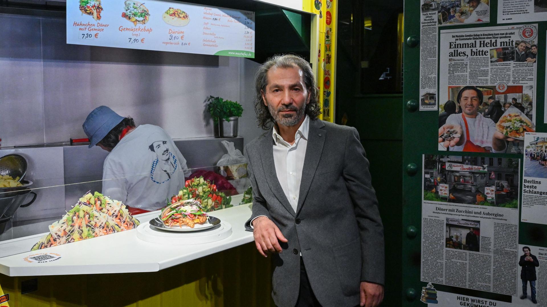 Tarik Kara steht im Berliner Wachsfiguren-Kabinett Madame Tussaud neben einem Teller mit einem DÃ¶ner aus Wachs. | SÃ¶ren Stache/dpa