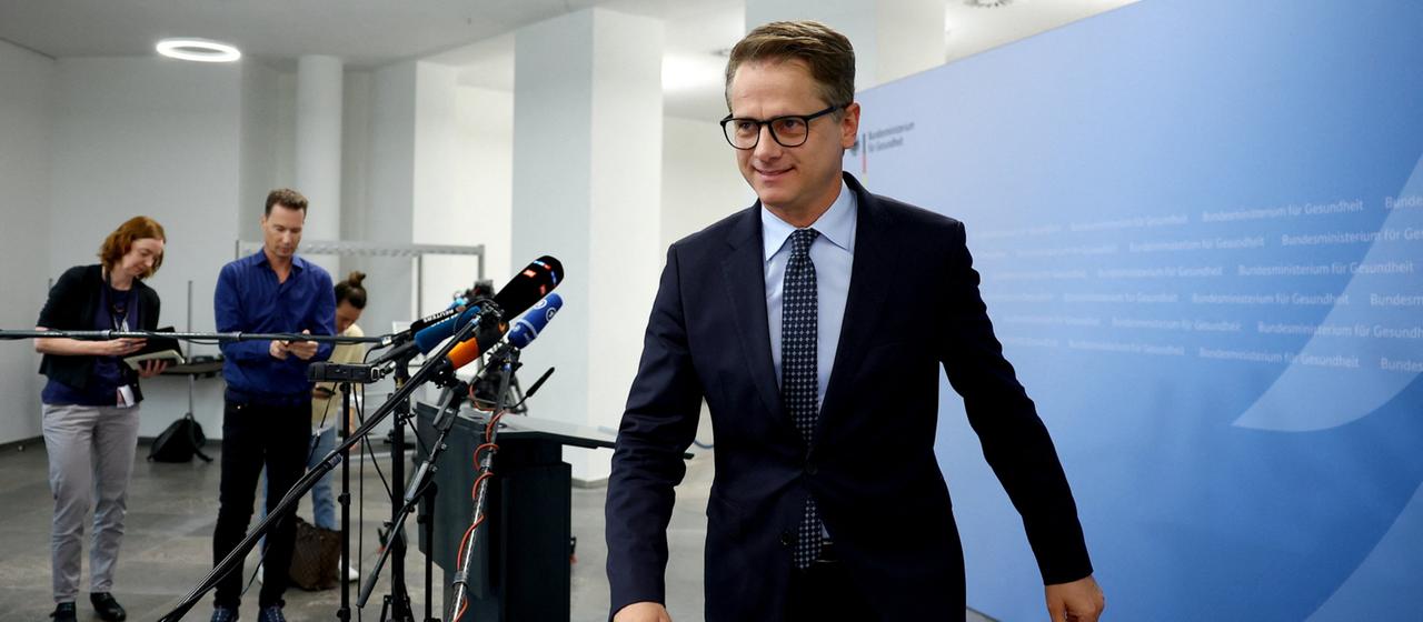 Carsten Linnemann verlässt den Rednerpult nach einer Pressekonferenz