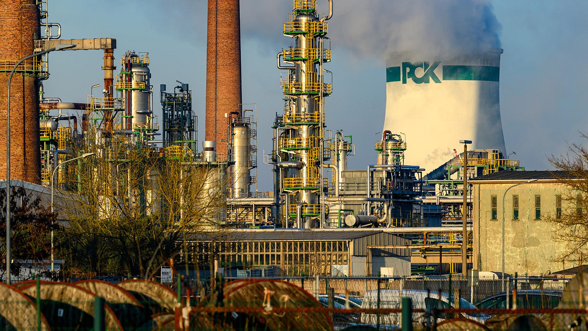 Verschiedene Anlagen auf dem Gelände der PCK-Raffinerie GmbH in Schwedt. (Quelle: picture alliance/dpa/Patrick Pleul) | picture alliance/dpa/Patrick Pleul