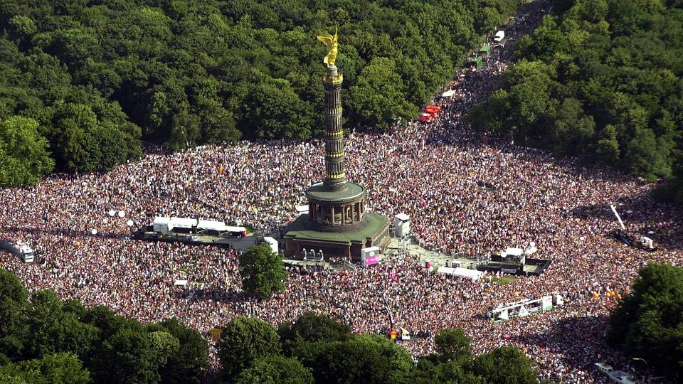 Loveparade und Siegessäule, Berlin 2001.