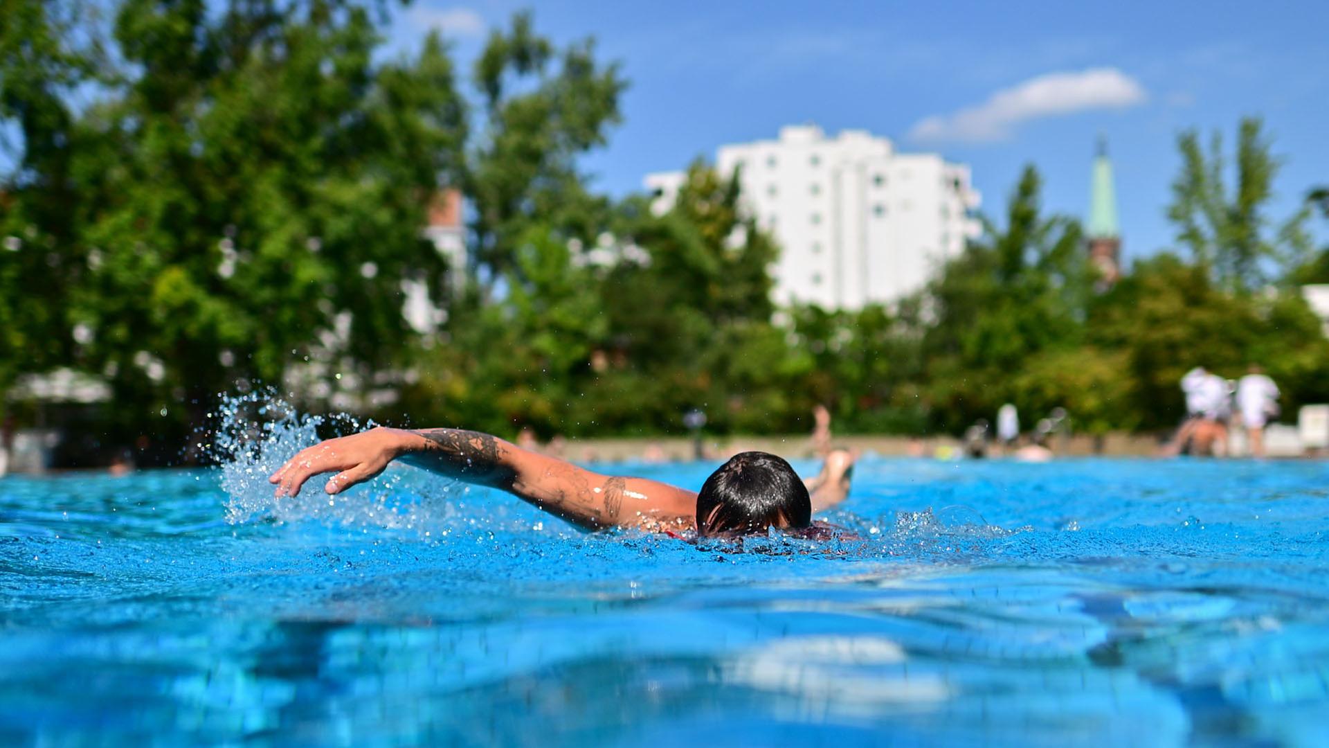 Ein Mann schwimmt im Sommerbad Kreuzberg. | dpa