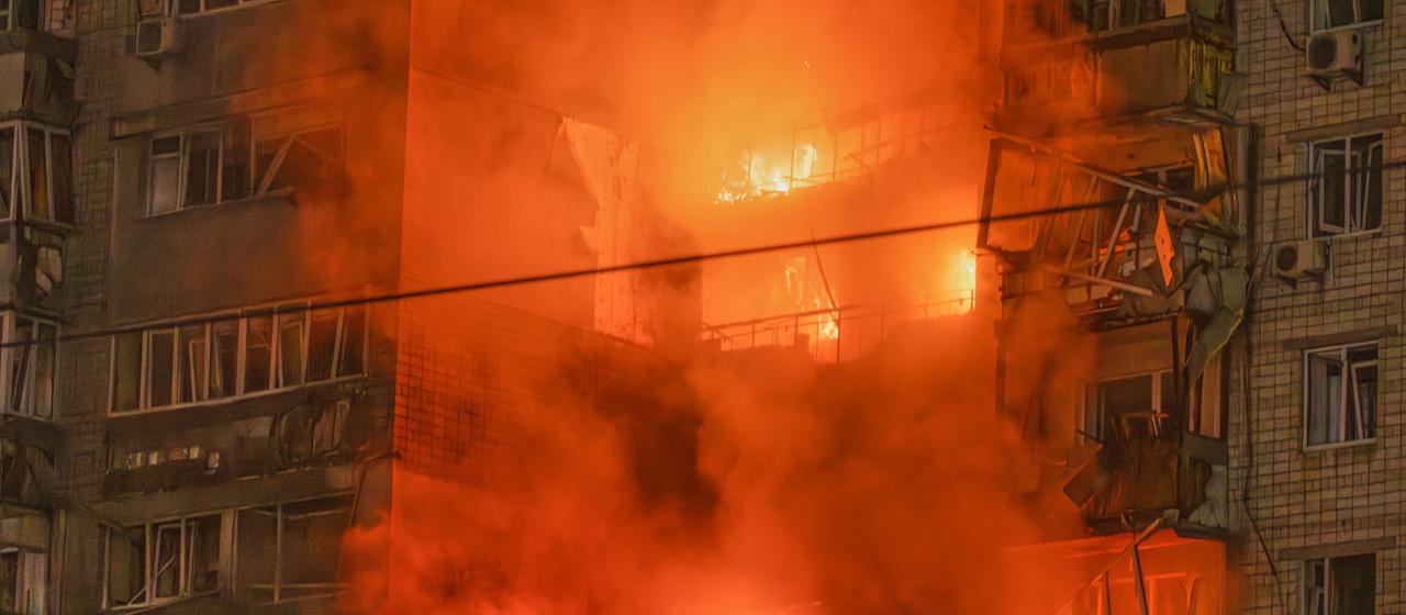 Ein mehrstöckiges Wohnhaus außerhalb von Kiew brennt nach einem russischen Angriff.