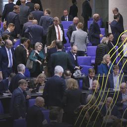 Bundestagsabgeordnete verlassen wegen einer Unterbrechung die Plenarsitzung.