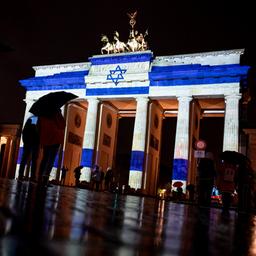 Das Brandenburger Tor wird mit der israelischen Flagge angestrahlt.