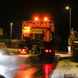 Ein Streu- und Räumfahrzeug fährt auf einer Straße