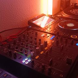 Turntables in einem Zimmer nah