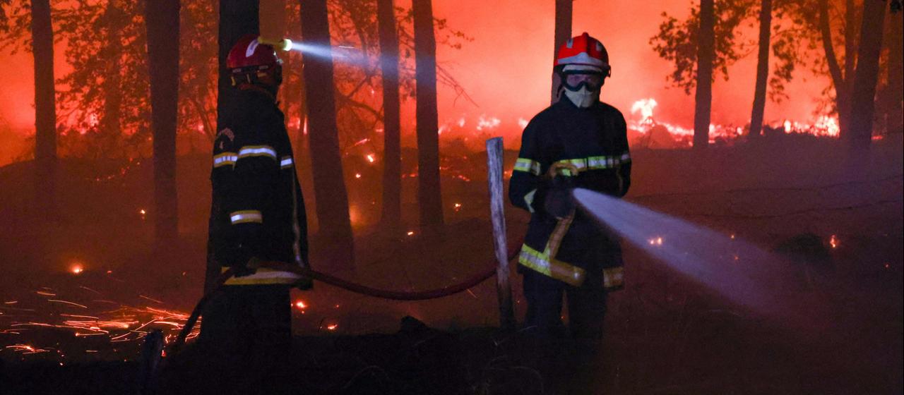 Feuerwehrleute löschen einen Waldbrand in Luglon im Südwesten Frankreichs.