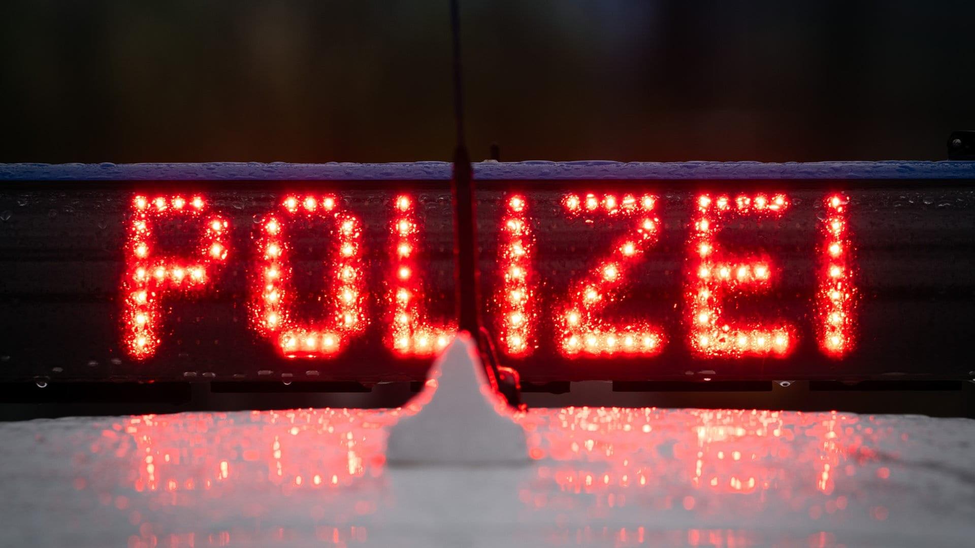 Schriftzug Polizei leuchtet in rot auf einem Autodach | dpa Bildfunk, picture alliance/dpa | Soeren Stache