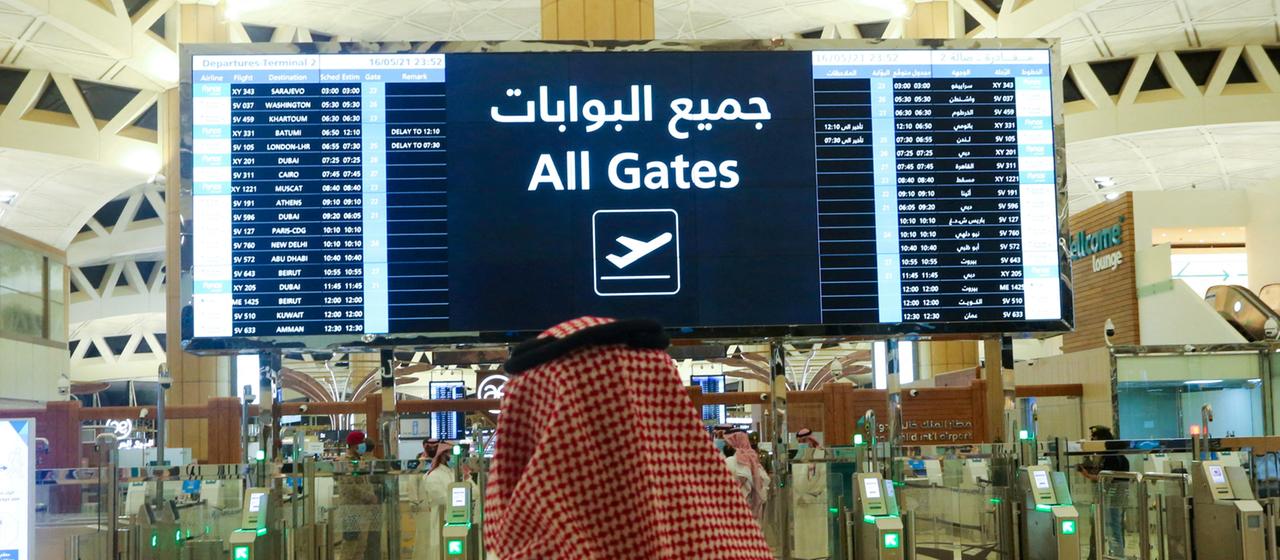 Ein Mann am Flughafen in Riad