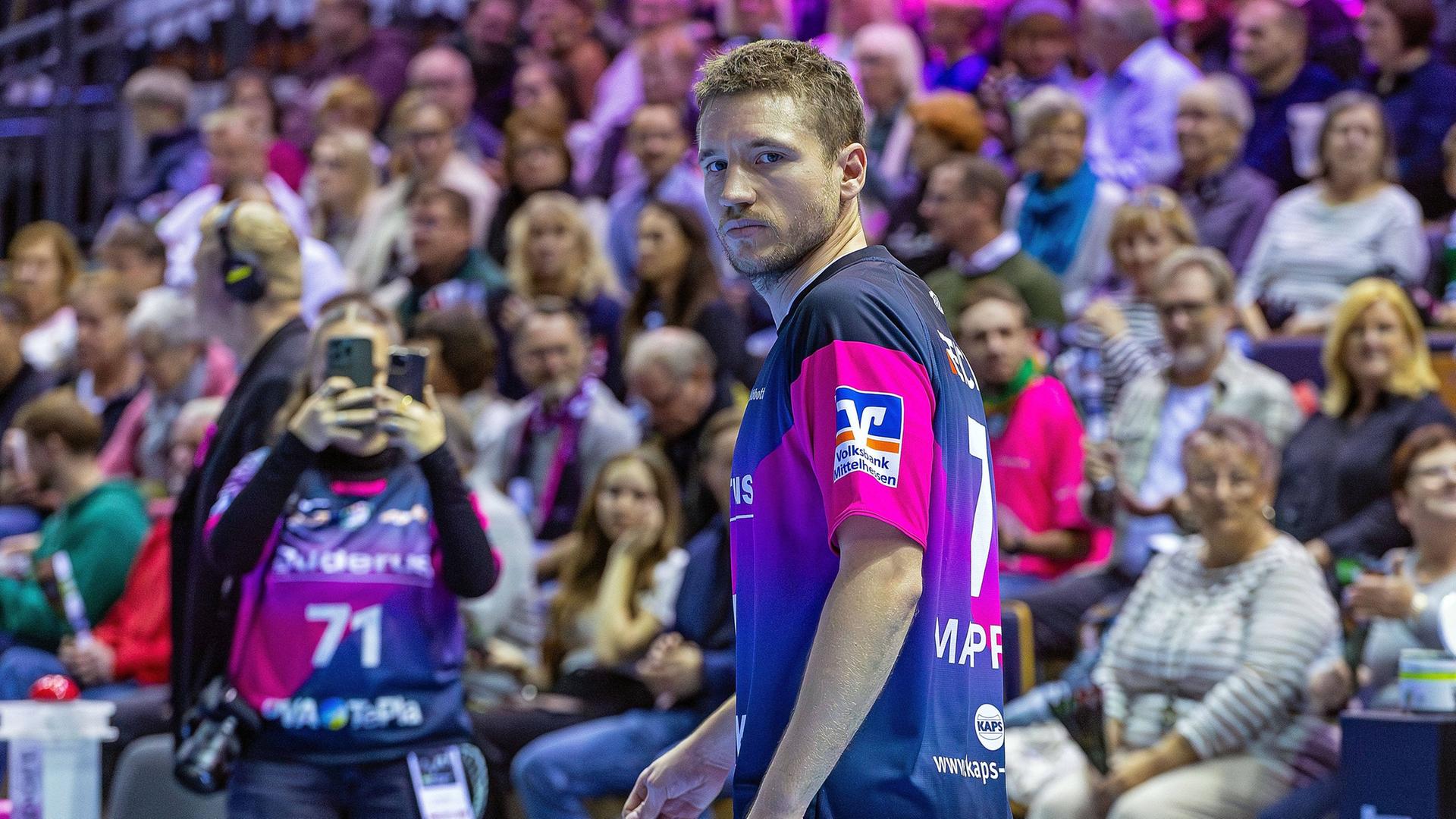 Dominik Mappes und seine Kollegen der HSG Wetzlar liefen bereits 2025 in Pink auf. | IMAGO / Oliver Vogler
