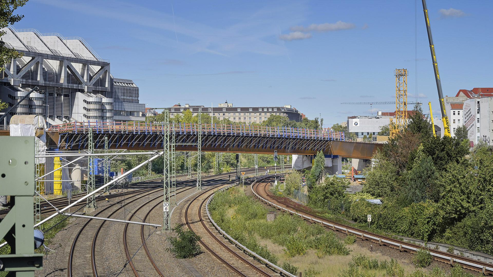 Bahnstrecke der Ringbahn beim ICC Belrin. (Quelle: picture alliance/imageBROKER.com/Joko) | picture alliance/imageBROKER.com/Joko