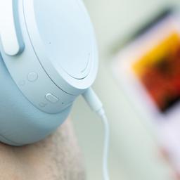 Ein Mann nutzt über das Smartphone einen Musikstreaming-Dienst.