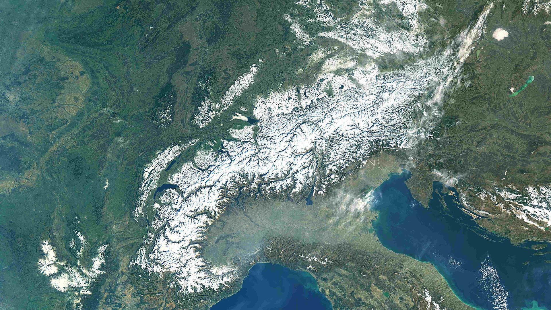 Das Satellitenbild des Kopernikus Sentinel-3A zeigt bei klarem Himmel die schneebedeckten Alpen. (Archivbild: 16.02.2019) | Copernicus Sentinel/ESA/dpa