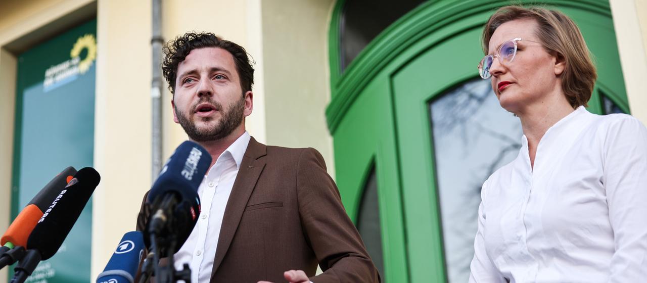 Felix Banaszak (links) und Franziska Brantner vor Pressevertretern in Berlin