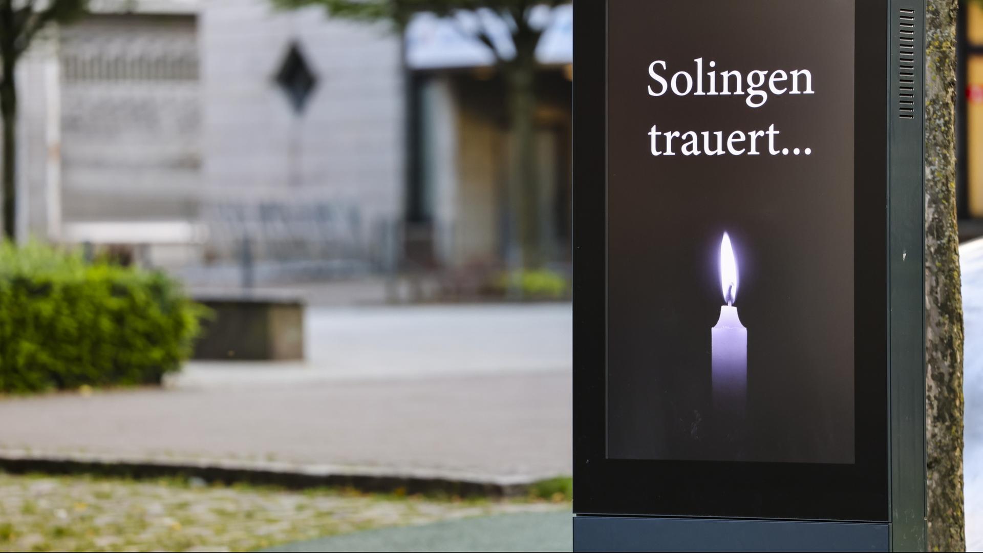 Am Fronhof, dem Tatort des Messeranschlags von Solingen, steht der Schriftzug 