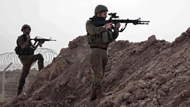 Israelische Soldaten im Kibbutz Beeri.