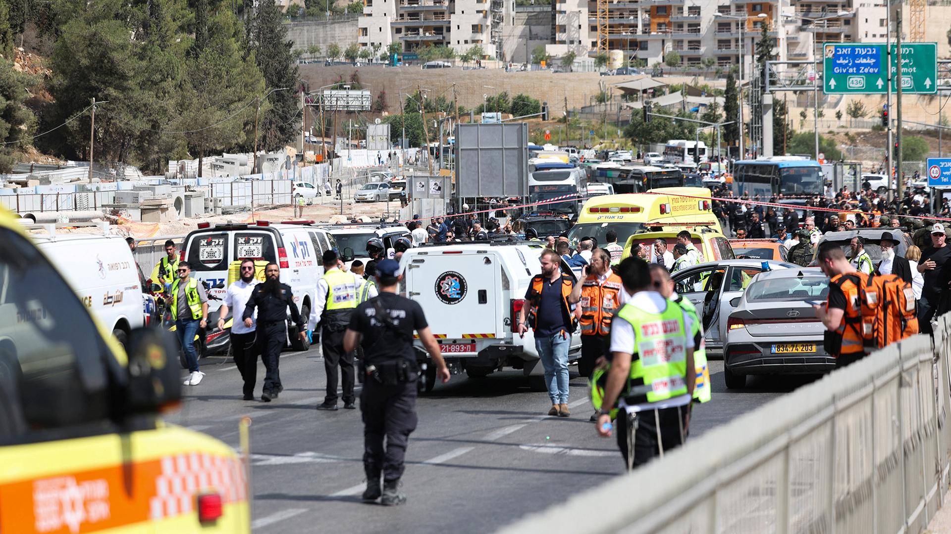 Israelische Polizeibeamte und Rettungskräfte arbeiten an einem Tatort von Jerusalem. | REUTERS
