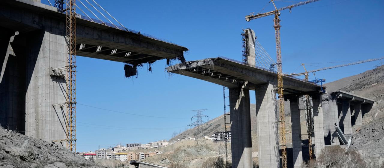 Eine im Bau befindliche Brücke in Iran, bei einem US-Luftangriff beschädigt