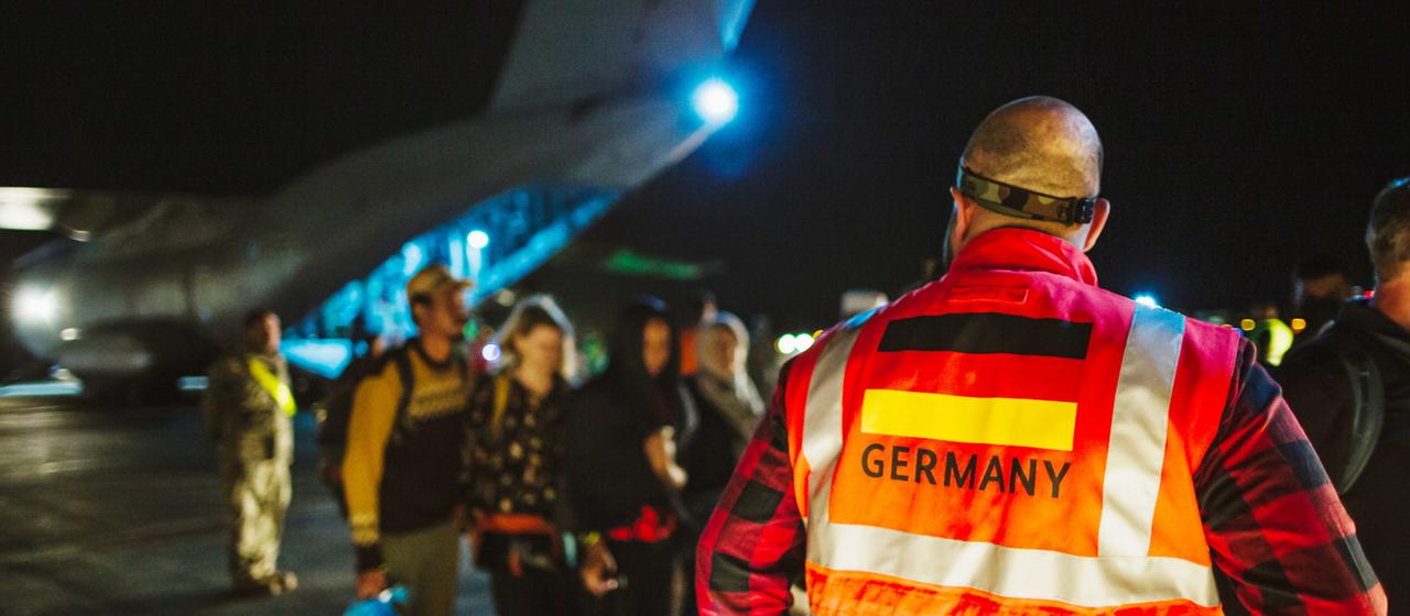 Die ersten evakuierten Personen treffen auf der Luftwaffenbasis Al-Azraqu ein in Jordanien.