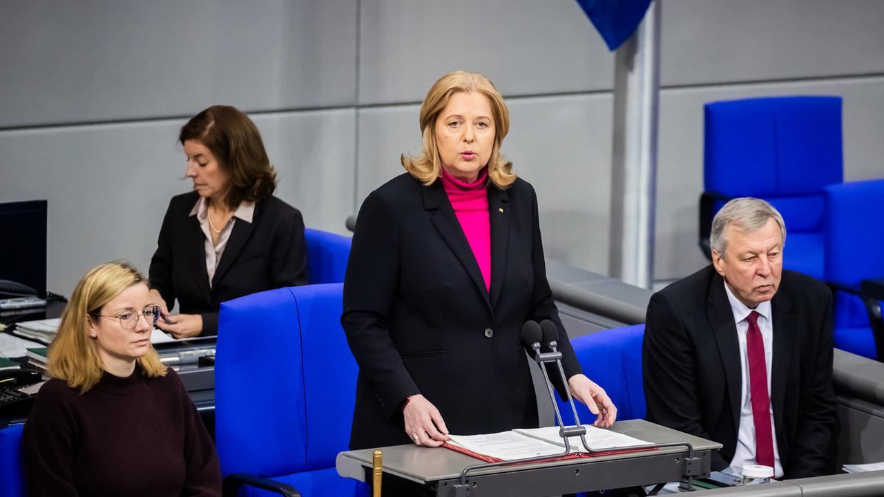 Bärbel Bas spricht im Plenum des Deutschen Bundestages. | dpa
