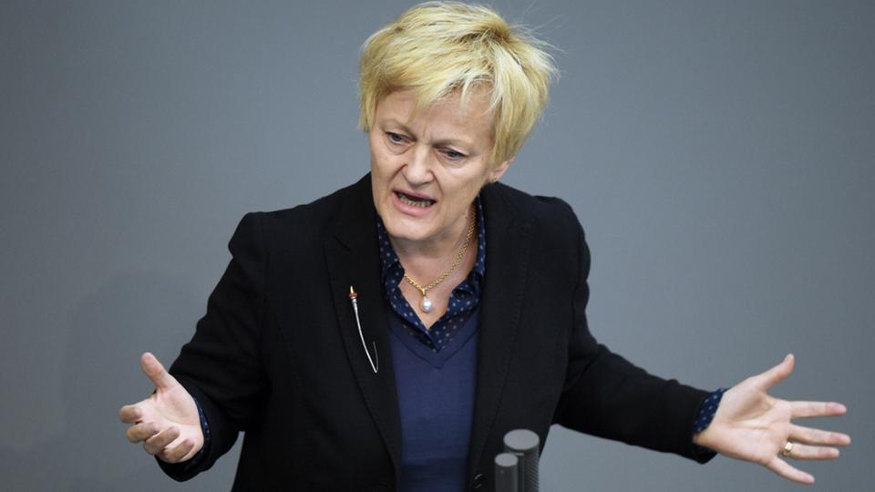 Renate Künast spricht im Bundestag.