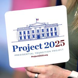 Kristen Eichamer hält einen Projekt 2025-Fächer.