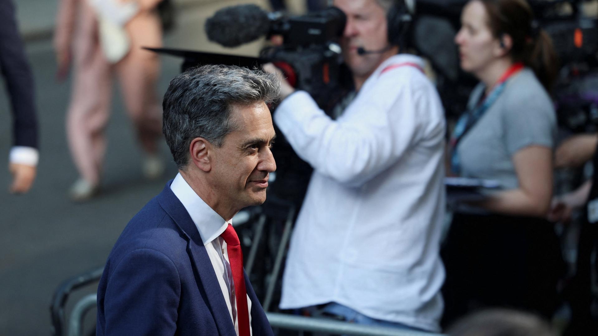 Großbritanniens neuer Premier Burnham bildet Kabinett um