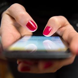 Eine Frau tippt auf einem Smartphone