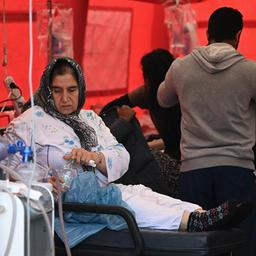 Patienten werden in einem Feldkrankenhaus behandelt.