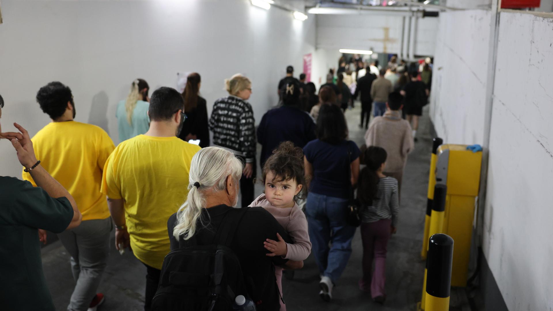 Menschen suchen Schutz in einer Tiefgarage in Tel Aviv | EPA