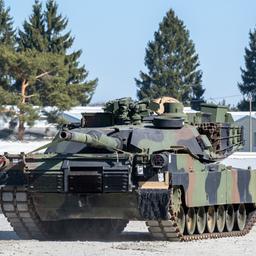 Ein Panzer der US-Streitkräfte wird auf dem Gelände des Truppenübungsplatzes Grafenwöhr eingewiesen. (Archivbild)